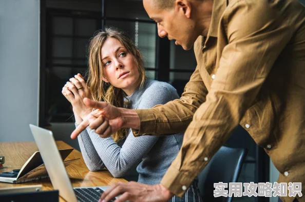 香艳职场极品销售客服上班，令人瞩目的职场风云与激情碰撞，挑战你的想象极限！