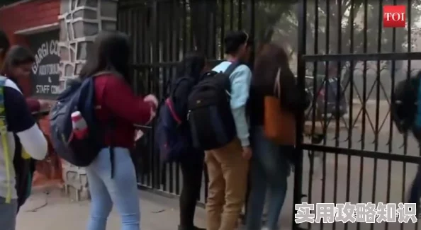 解开女同学的胸罩吃奶校园霸凌事件警方已介入调查并将依法处理