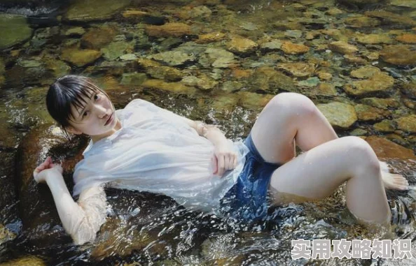 床上剧烈运动不盖被子冬夜汗湿衣衫两人相拥取暖