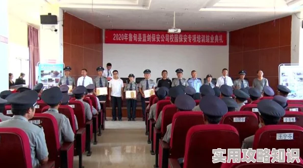 女子小区的男保安因热心帮助居民被评为“优秀保安”并获赠奖品