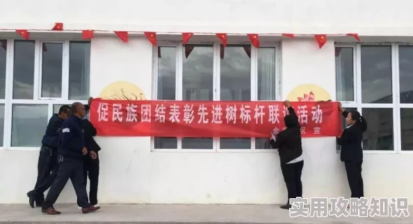 女子小区的男保安因热心帮助居民被评为“优秀保安”并获赠奖品