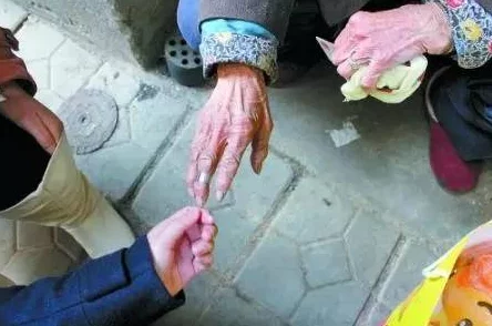 82岁老人找20多岁小伙子引网友质疑或涉违法行为